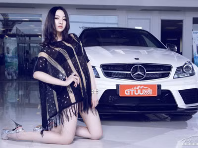 Mỹ nhân gợi cảm bên xế hộp Mercedes C63 AMG BS