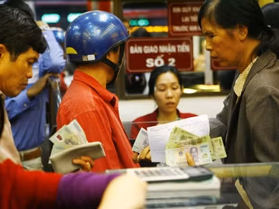 Cho phép nhập khẩu, vàng giảm giá mạnh