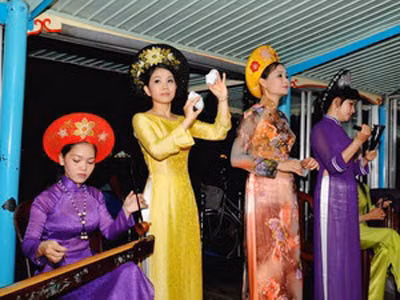 Dịch vụ ca Huế trên sông Hương vẫn lộn xộn