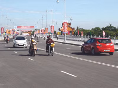 Trái khoáy việc đặt tên cầu ở Huế