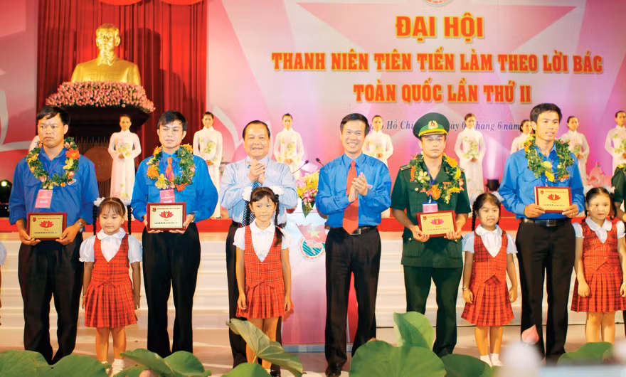 Bí thư Thành uỷ TPHCM Lê Thanh Hải và Bí thư thứ nhất T.Ư Đoàn Võ Văn Thưởng trao danh hiệu “Thanh niên tiên tiến làm theo lời Bác” cho các tấm gương điển hình. Ảnh: TTXVN