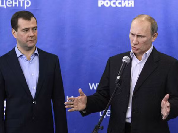 Tổng thống Dmitry Medvedev và Thủ tướng Vladimir Putin được dự đoán năm tới đổi vai cho nhau