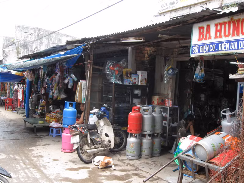 Các tiểu thương cha truyền con nối ở dãy phố này của chợ Huỳnh Hữu Nghĩa (Mỹ Tú – Sóc Trăng) đang lo mất chỗ ở. Ảnh: Xuân Lương
