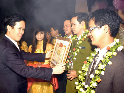 Anh Võ Văn Thưởng - Bí thư thứ nhất Trung ương Đoàn trao bằng khen cho Gương mặt trẻ tiêu biểu 2009	Ảnh: Phạm Yên
