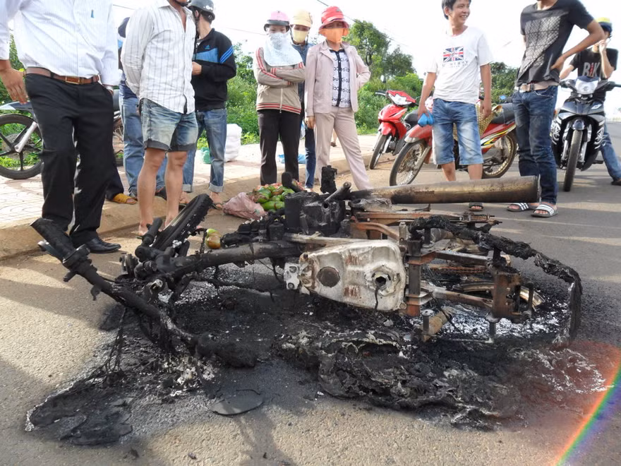 Xe máy đang chạy đột nhiên bốc cháy