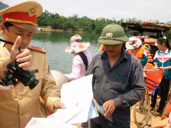 Đoàn kiểm tra lập biên bản xử lí chủ đò Nam Phong về hành vi vi phạm an toàn giao thông đường thủy