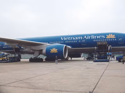 'Võ sư bị áp giải' có quyền xuống máy bay