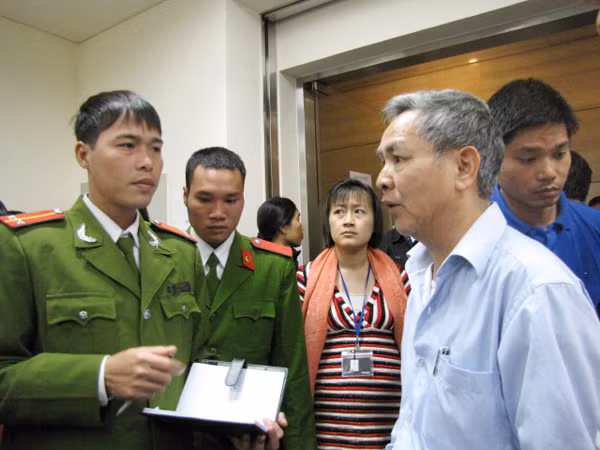 Công an làm việc với Ban đại diện lâm thời dân cư Keangnam. Ảnh: Tuấn Nguyễn