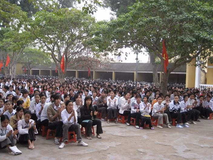 Cháu đỡ đầu gia đình 'hoàn cảnh đặc biệt' được vào thằng lớp 10