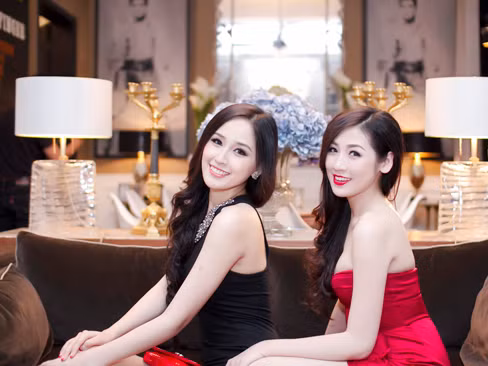 Mai Phương Thúy, Dương Tú Anh đọ chân dài sexy