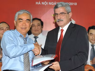 Ông Calisto trong lễ ký hợp đồng với VFF cách đây một năm.