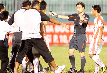 V-League: Bạo lực tăng, khán giả giảm