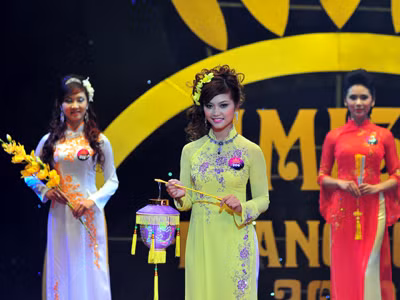 Nữ sinh Hà thành duyên dáng với áo dài