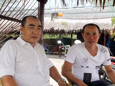 Anh Nguyễn Thanh Hồng (trái) và anh Nguyễn Công An cùng tố cáo hành vi của ông Nhã
