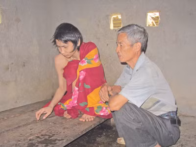 'Quan xã' ém tiền trợ cấp của người điên