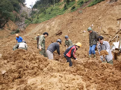 Tiếp tục tìm kiếm nạn nhân mất tích trong vụ sạt lở ở Yên Bái