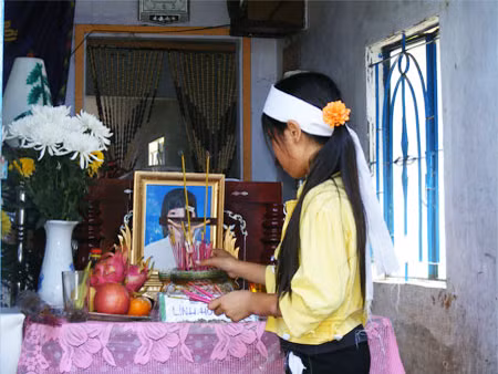 Nữ sinh 14 tuổi tự tử vì bị cha dượng hành hạ