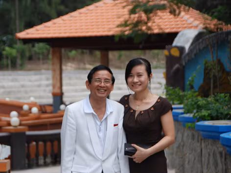 Đại gia Lê Ân 'khoe' vợ trẻ và siêu xe