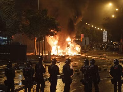 Bạo động bùng phát ở Singapore
