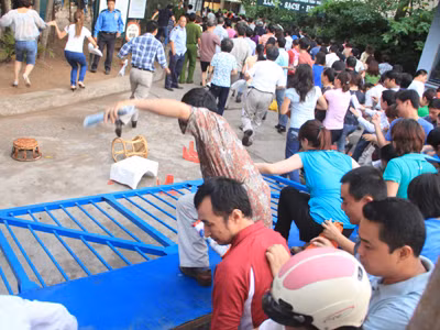 Trắng đêm đội mưa, đạp đổ cổng trường xin học cho con