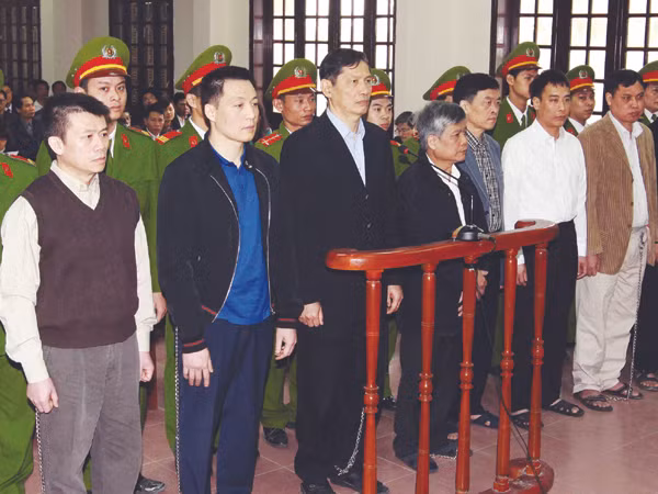 Ngoài Nguyễn Tuấn Dương (thứ hai từ trái sang) được đề nghị chuyển tội danh, 8 bị cáo bị đề nghị giữ nguyên tội cố ý làm trái