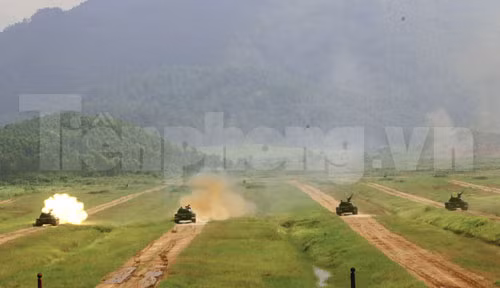 Cùng lính tăng tả xung hữu đột
