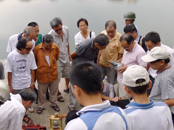 Một góc chợ điện tử cũ bên hồ Thiền Quang. Ảnh: Xuân Phú