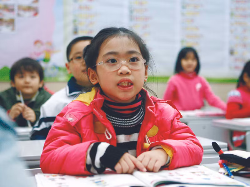 Áp lực học thêm đang đè nặng lên tuổi thơ của nhiều học sinh. Ảnh minh họa: Hồng Vĩnh