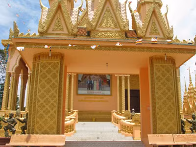 “Ông Trầm Bê không phải thần thánh mà treo hình giữa chánh điện"