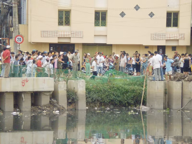 Dự án VSMT thiếu rào chắn khiến một trẻ em rơi xuống kênh Ảnh: HT