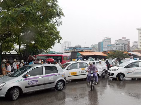 Xe khách, taxi vẫn quây bến xe
