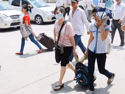 Sĩ tử đội nắng, vật vã về quê