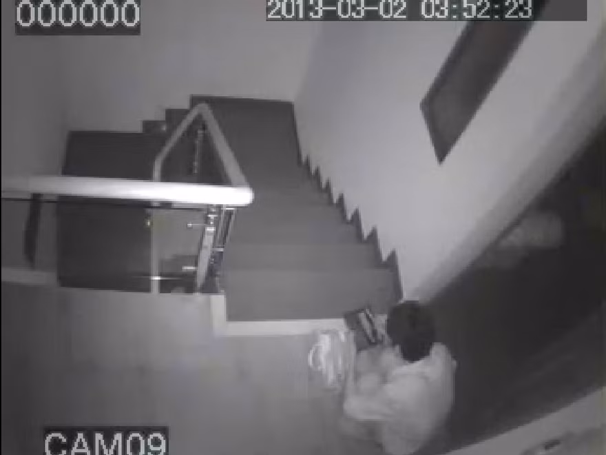 Trộm vào nhà giám đốc, ngồi... đếm tiền
