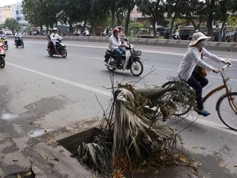 Hố “tử thần” rình rập người dân