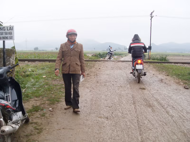 Ông Bàng vừa thoát chết hy hữu trên đường ngang dân sinh Ảnh: Xuân Bảy