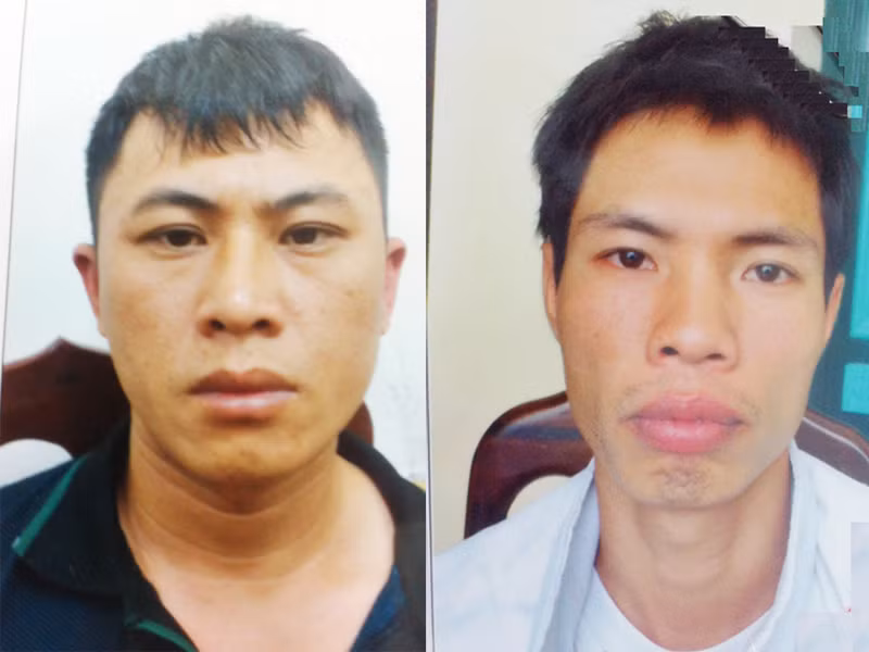 Hùng (áo đen) và Hiệu tại cơ quan điều tra