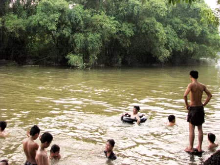 Trẻ em tử vong do đuối nước ngoài việc không biết bơi, chủ yếu do thiếu sự quan tâm, theo dõi sát sao của phụ huynh. Ảnh: Tuấn Nguyễn