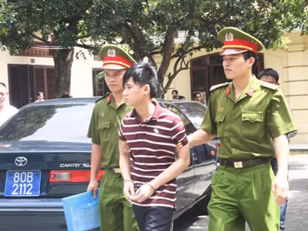 Làm "trò người lớn" với bé 13 tuổi, ngồi tù 14 năm