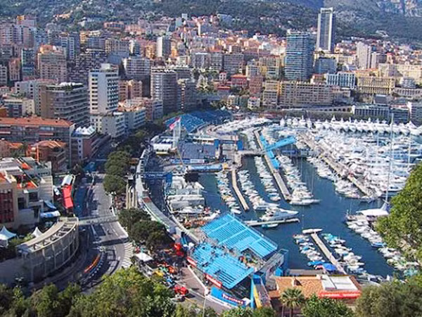 Du thuyền ở cảng Monaco nhìn từ khu giải trí Grand Pix