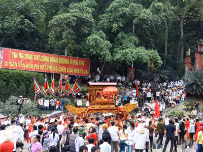 Dâng hương tưởng niệm các Vua Hùng