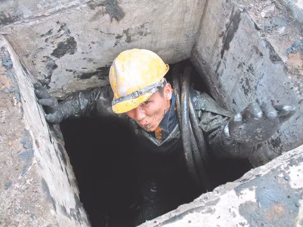 Mệt mỏi ra khỏi cống ngầm
