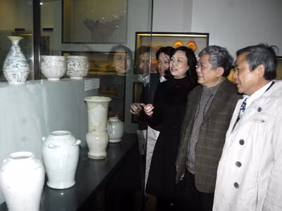 Bà Ngô Thị Thanh Hằng, PCT UBNDTP Hà Nội cùng đại biểu tham quan phòng trưng bày