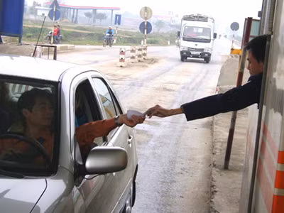 Đề xuất dừng thu phí đường bộ tại hai trạm