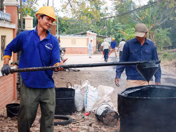 Trần Minh Trung đốt nhựa và vá đường