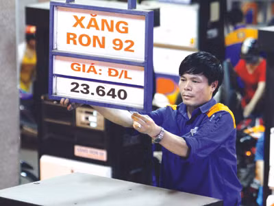 Xăng dầu, vì sao tăng nhiều giảm ít?