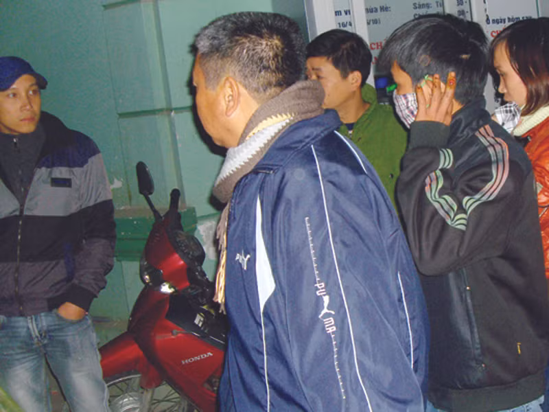Ông Đào Công Thắng (người đeo khẩu trang) trên đường về trụ sở Cơ quan cảnh sát điều tra. Ảnh: Q.L