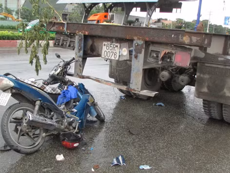 Tai nạn xảy ra liên tục trên xa lộ Hà Nội