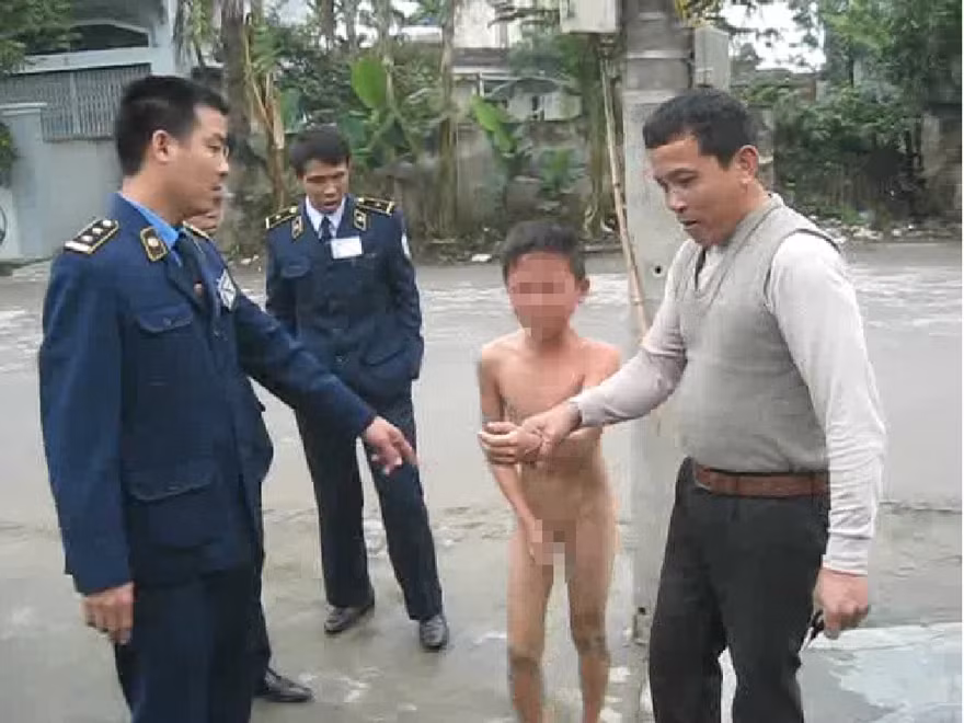 Cô dạy trò bằng roi, bố dạy con bằng cách lột truồng