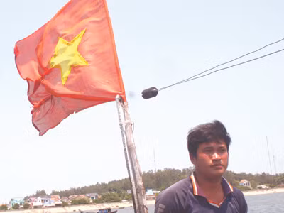Quấn cờ Tổ quốc vào ngực, bám biển, giữ chủ quyền