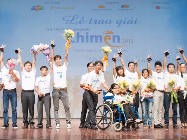 Sôi nổi đêm tôn vinh thiện nguyện Chim Én 2012